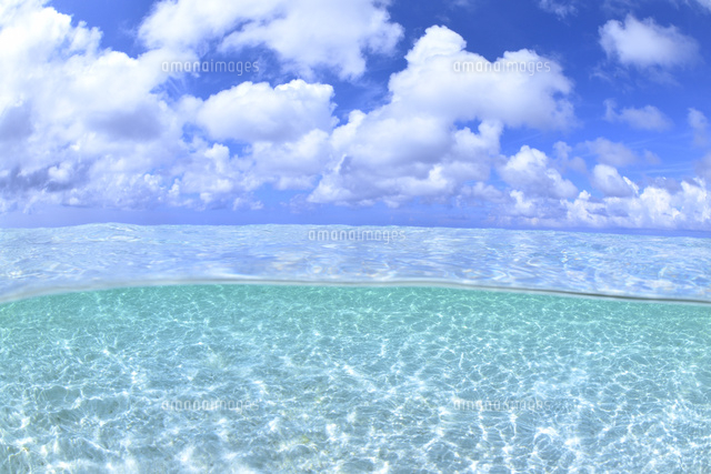 半水面の宮古島の海[01673091934]の写真・イラスト素材｜アマナイメージズ