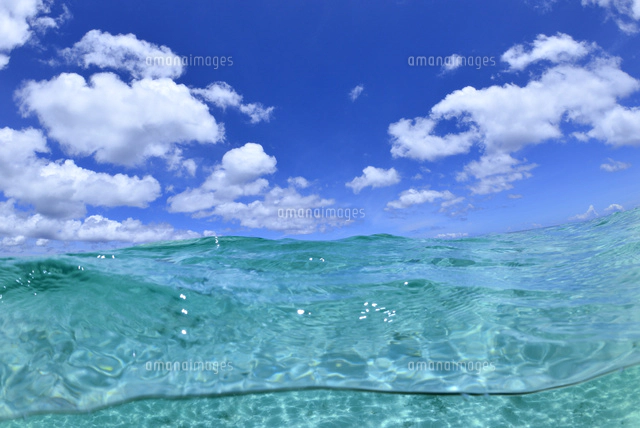 半水面の宮古島の海[01673091934]の写真・イラスト素材｜アマナイメージズ