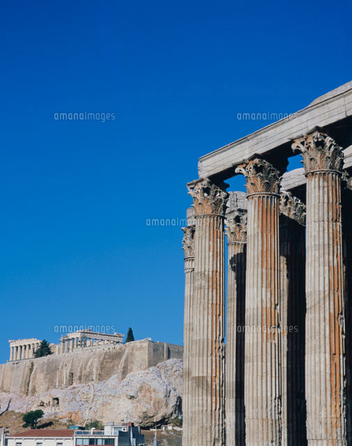 オリンピアゼウス神殿とアクロポリスの丘 アテネ ギリシャ の写真素材 イラスト素材 アマナイメージズ