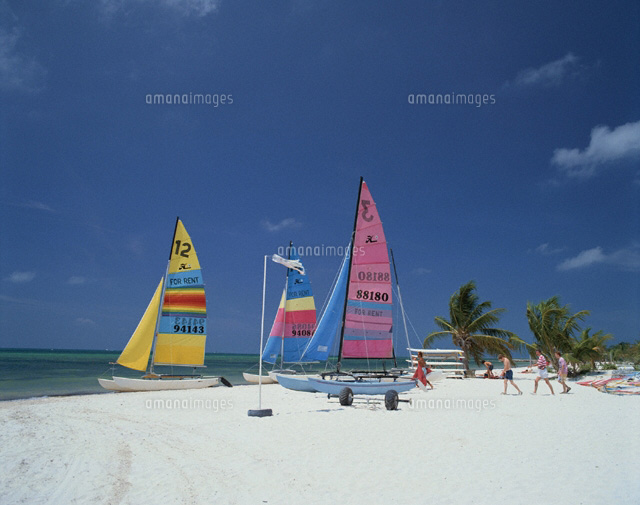 夏のキーウエストビーチの3隻のヨット フロリダ州 アメリカ の写真素材 イラスト素材 アマナイメージズ