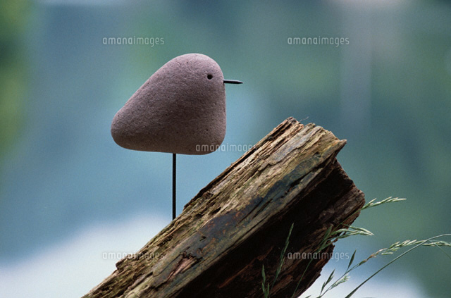 石の鳥[01759000007]の写真・イラスト素材｜アマナイメージズ