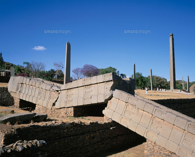 倒れたオベリスク アクスム エチオピア[01763009604]の写真・イラスト