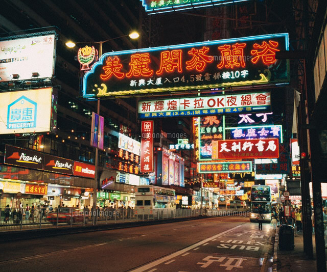 夜のネイザン ロードの街並み 香港 の写真素材 イラスト素材 アマナイメージズ