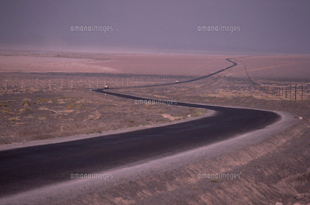 砂漠を走る長い道 カシュガル 中国 の写真素材 イラスト素材 アマナイメージズ