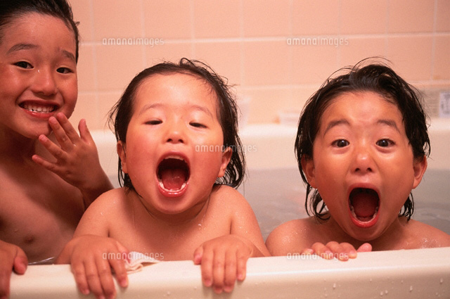 お風呂の3人の日本人の子供たち の写真素材 イラスト素材 アマナイメージズ