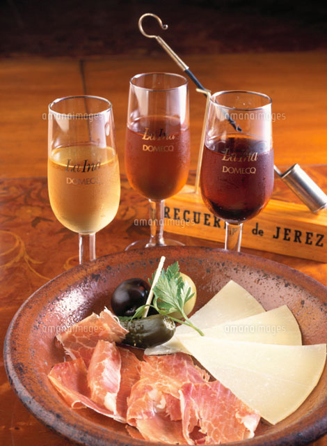 生ハムとチーズの盛り合わせとシェリー酒 の写真素材 イラスト素材 アマナイメージズ