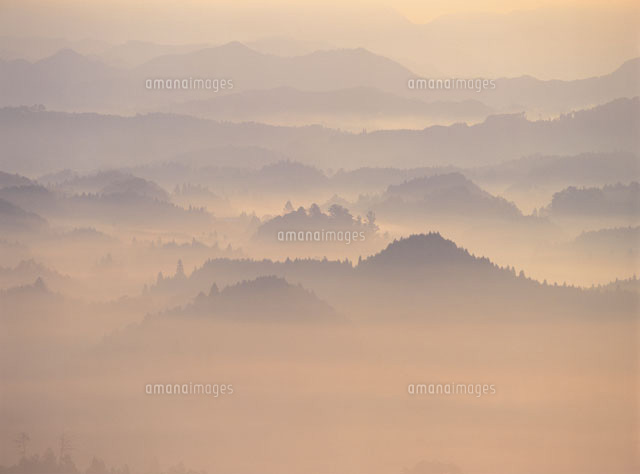 朝霧の山並みの風景 大宇蛇町 奈良県 の写真素材 イラスト素材 アマナイメージズ