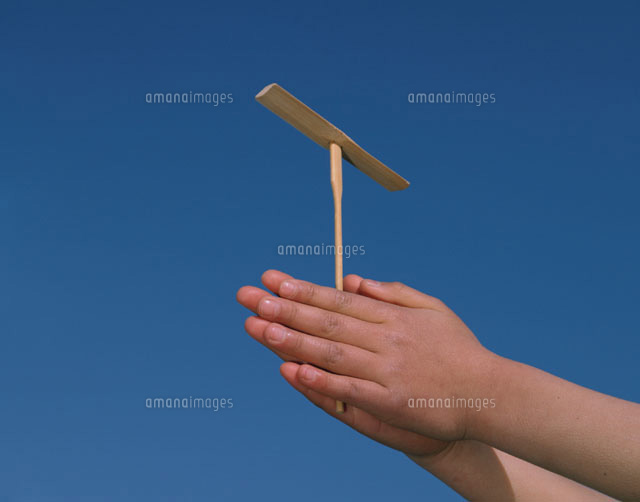 竹とんぼ の写真素材 イラスト素材 アマナイメージズ