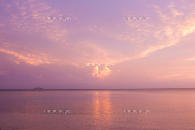 ピンク色の海と白い雲 の写真素材 イラスト素材 アマナイメージズ
