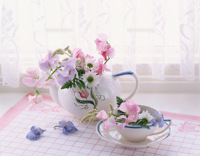 ティーポットとカップに生けた花 の写真素材 イラスト素材 アマナイメージズ