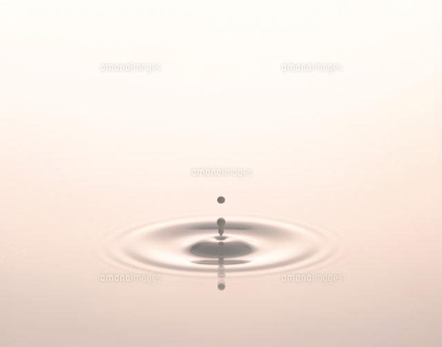 水面に落ちた水滴と波紋 の写真素材 イラスト素材 アマナイメージズ