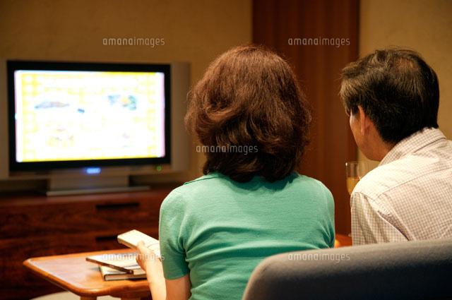 プラズマテレビを見る熟年夫婦 の写真素材 イラスト素材 アマナイメージズ