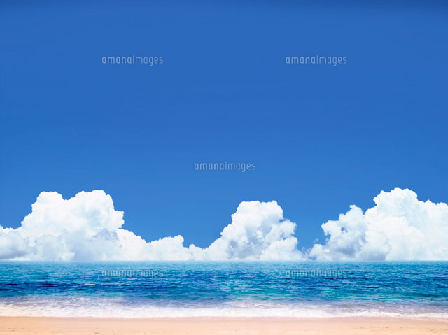入道雲と砂浜 の写真素材 イラスト素材 アマナイメージズ