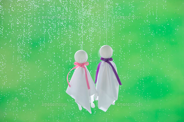 てるてる坊主と雨 の写真素材 イラスト素材 アマナイメージズ