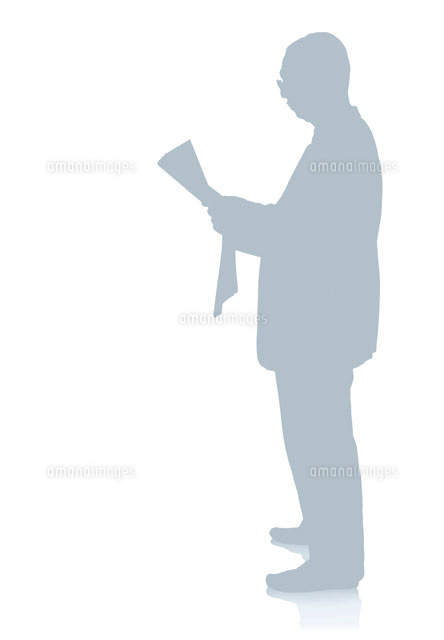 新聞を読む男性のシルエット の写真素材 イラスト素材 アマナイメージズ