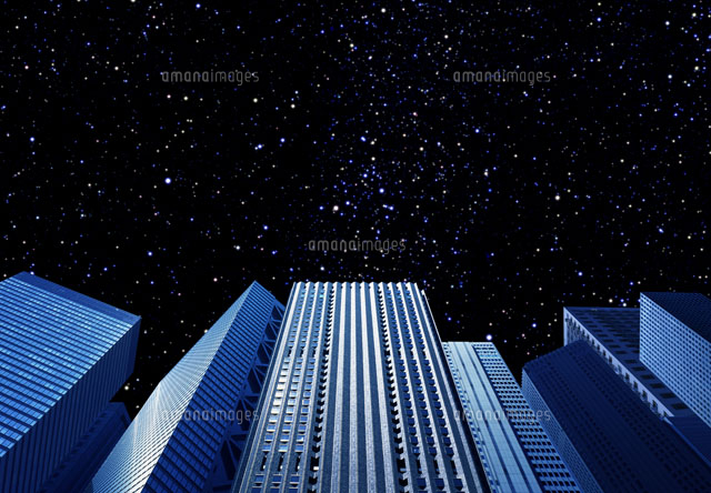 ビル群の向こうに見上げる夜空 の写真素材 イラスト素材 アマナイメージズ