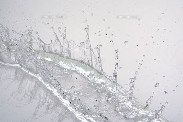 水面を走る水しぶき の写真素材 イラスト素材 アマナイメージズ