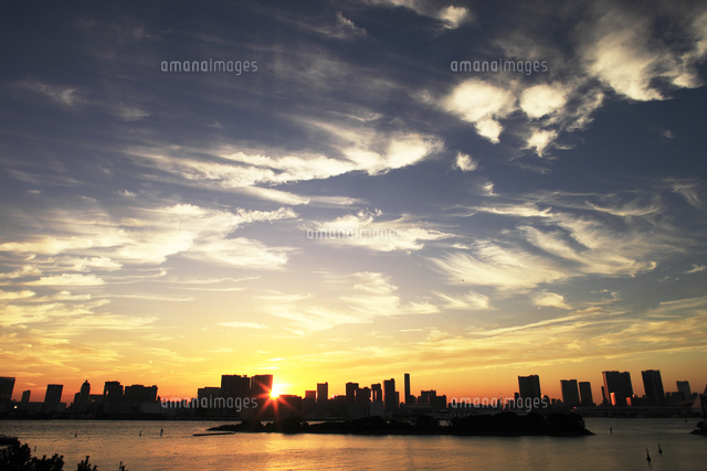お台場海浜公園からの夕焼け の写真素材 イラスト素材 アマナイメージズ