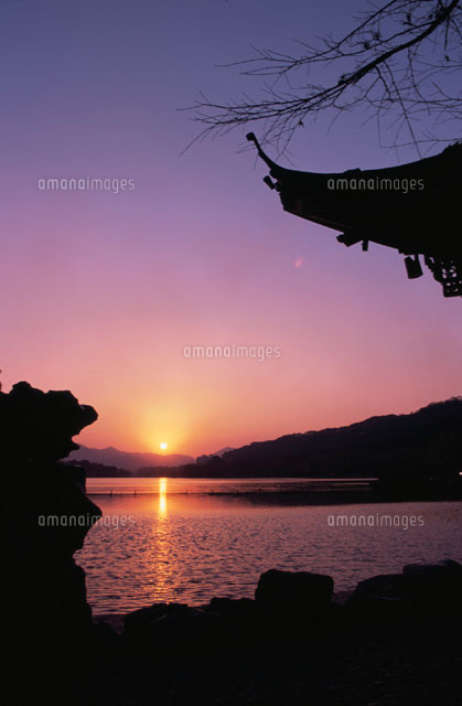 夕方の川と川岸 の写真素材 イラスト素材 アマナイメージズ