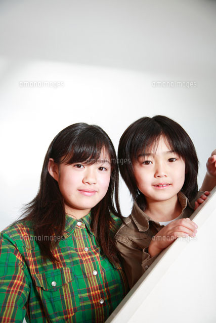 階段を上る小学生の女の子と男の子 の写真素材 イラスト素材 アマナイメージズ