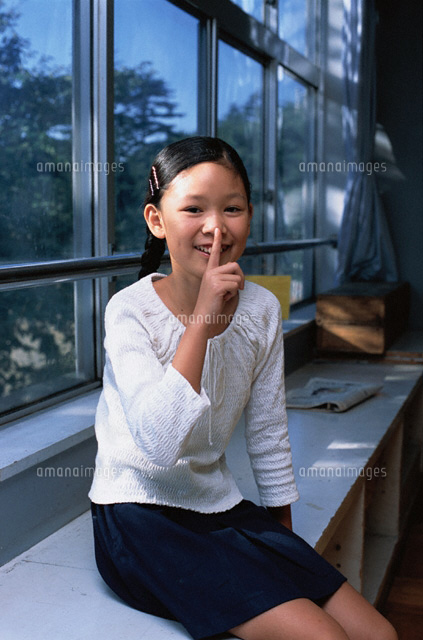 女子小学生 窓の前に座っている女子小学生[02208000218]の写真・イラスト素材｜アマナイメージズ