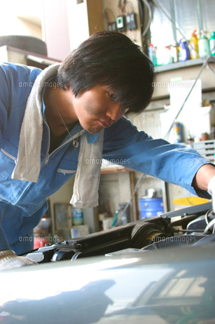 自動車整備工の日本人男性 の写真素材 イラスト素材 アマナイメージズ