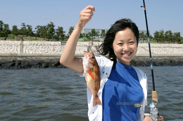 魚を釣った日本人の女の子[02208000946]の写真・イラスト素材｜アマナ