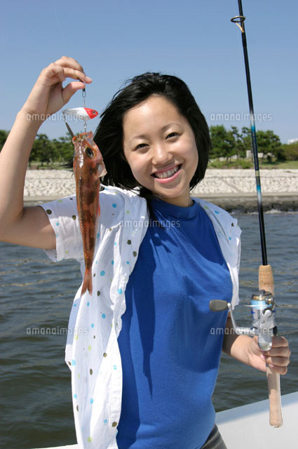 魚を釣った日本人の女の子[02208000947]の写真・イラスト素材｜アマナ
