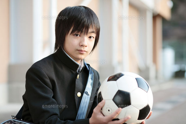 サッカーボールを持った男子中学生 b の写真素材 イラスト素材 アマナイメージズ