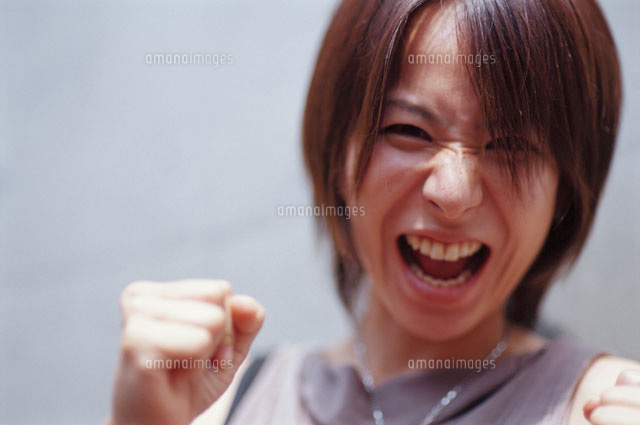 拳を握る日本人女性 の写真素材 イラスト素材 アマナイメージズ