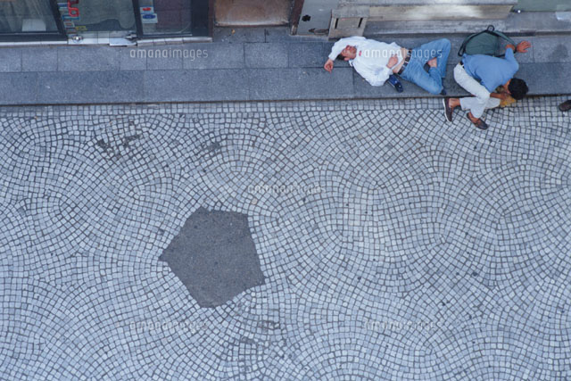 石畳に横たわる2人の外国人男性 モンマルトル パリ フランス の写真素材 イラスト素材 アマナイメージズ
