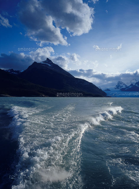 波立つ湖と山のシルエット の写真素材 イラスト素材 アマナイメージズ