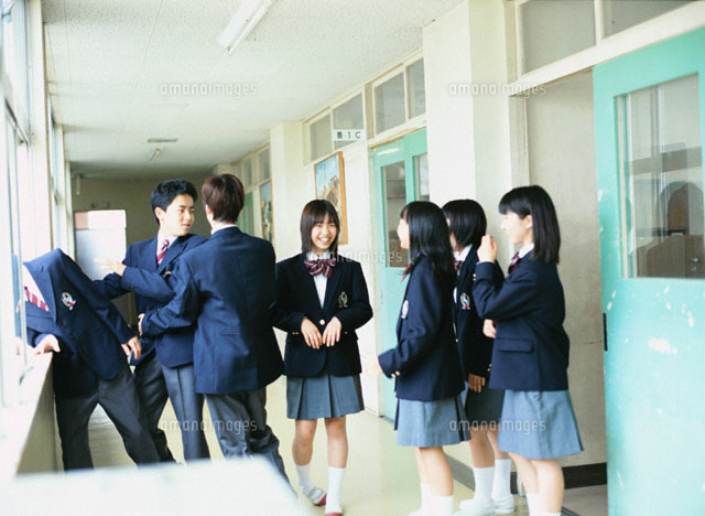 学校の廊下で話す日本人中学生たち の写真素材 イラスト素材 アマナイメージズ 学校の廊下で話す日本人中学生たち の写真素材 イラスト素材 アマナイメージズ