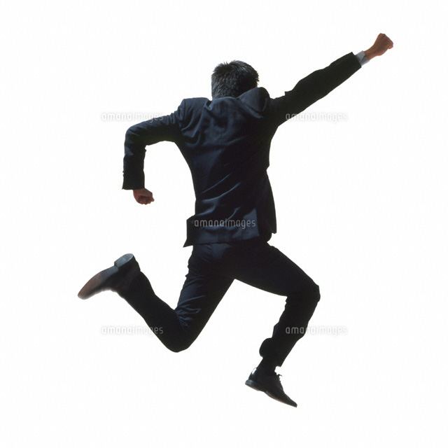 後ろ向きでジャンプする日本人ビジネスマン の写真素材 イラスト素材 アマナイメージズ