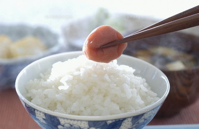 炊き立てのご飯と梅干と箸 の写真素材 イラスト素材 アマナイメージズ