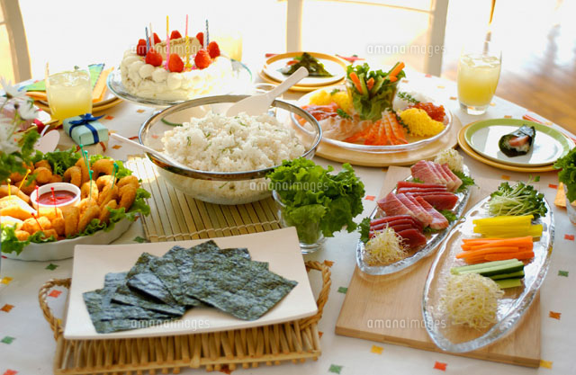 誕生日パーティ用の手巻き寿司のテーブルセッティング の写真素材 イラスト素材 アマナイメージズ