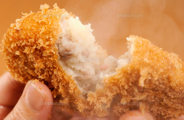 揚げたてのコロッケを割る手 b の写真素材 イラスト素材 アマナイメージズ