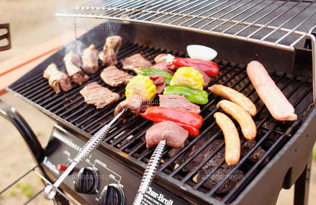 バーベキューで肉や野菜をグリル c の写真素材 イラスト素材 アマナイメージズ