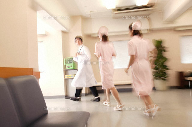 病院の廊下を急ぐ日本人看護婦と医師 の写真素材 イラスト素材 アマナイメージズ