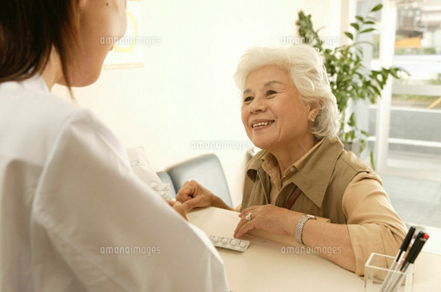 日本人の老人女性患者と女性薬剤師 の写真素材 イラスト素材 アマナイメージズ