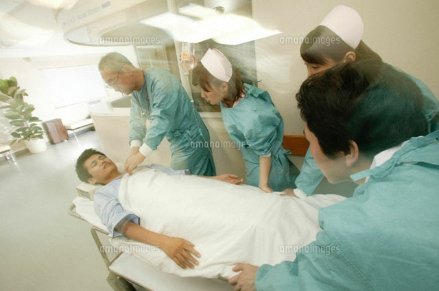ストレッチャーで運ばれる日本人男性 の写真素材 イラスト素材 アマナイメージズ ストレッチャーで運ばれる日本人男性 の写真素材 イラスト素材 アマナイメージズ