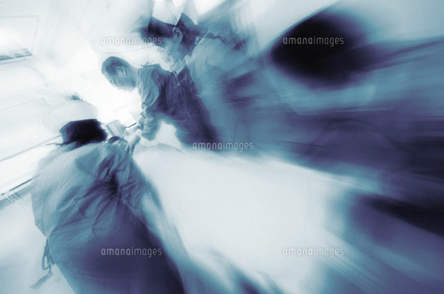 ストレッチャーで運ばれる人物 の写真素材 イラスト素材 アマナイメージズ