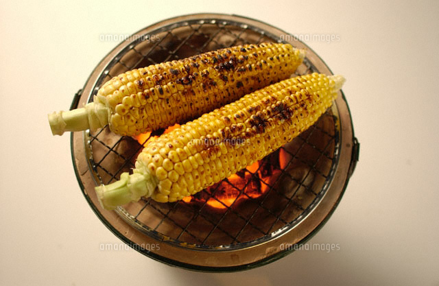 焦げ目が入った2本の焼きとうもろこし a の写真素材 イラスト素材 アマナイメージズ 焦げ目が入った2本の焼きとうもろこし a の写真素材 イラスト素材 アマナイメージズ