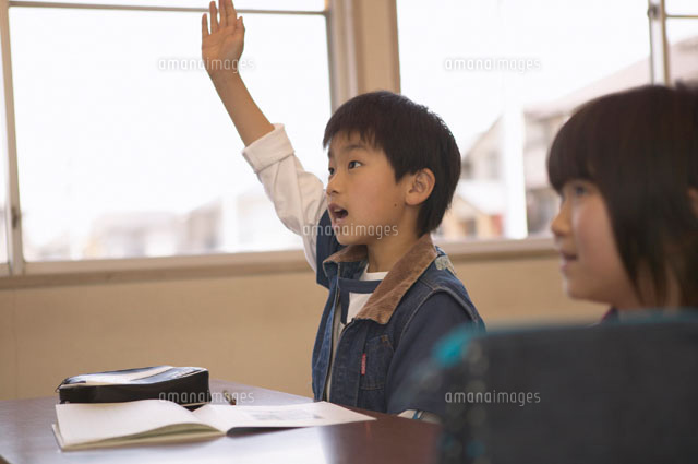 手を上げる日本人男子小学生と勉強する女子小学生 の写真素材 イラスト素材 アマナイメージズ