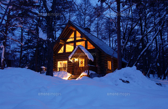 森林の雪と明かりがついたロッジ の写真素材 イラスト素材 アマナイメージズ