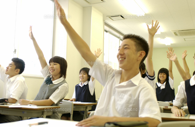 手を上げる日本人中学生達 の写真素材 イラスト素材 アマナイメージズ