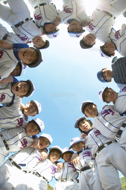 円陣を組む野球少年 a の写真素材 イラスト素材 アマナイメージズ
