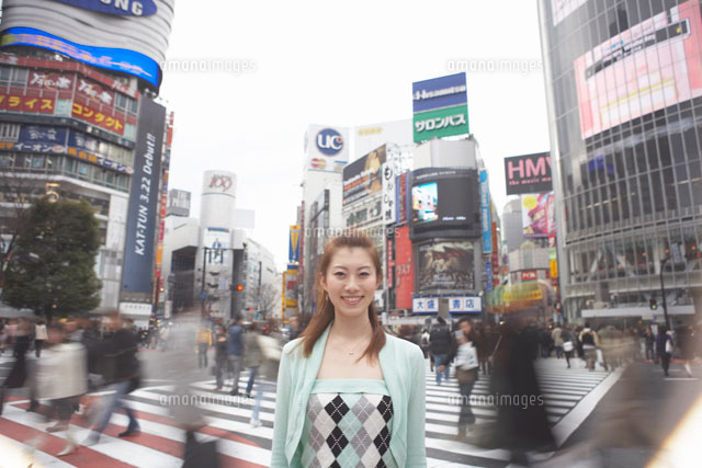 都会の街に笑顔で佇む女性 b の写真素材 イラスト素材 アマナイメージズ 都会の街に笑顔で佇む女性 b の写真素材 イラスト素材 アマナイメージズ