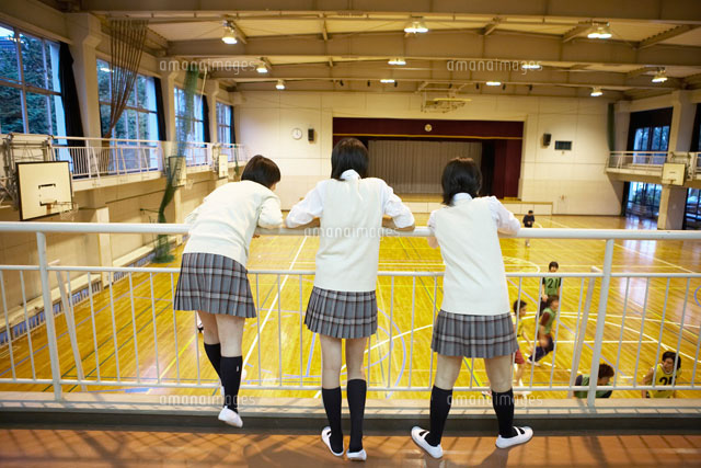 体育館で応援をする女子高校生 の写真素材 イラスト素材 アマナイメージズ