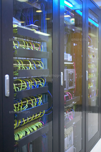 サーバールームの配線 a の写真素材 イラスト素材 アマナイメージズ